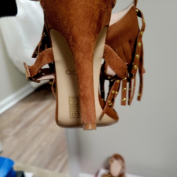 Heels - Picture 4 of 4